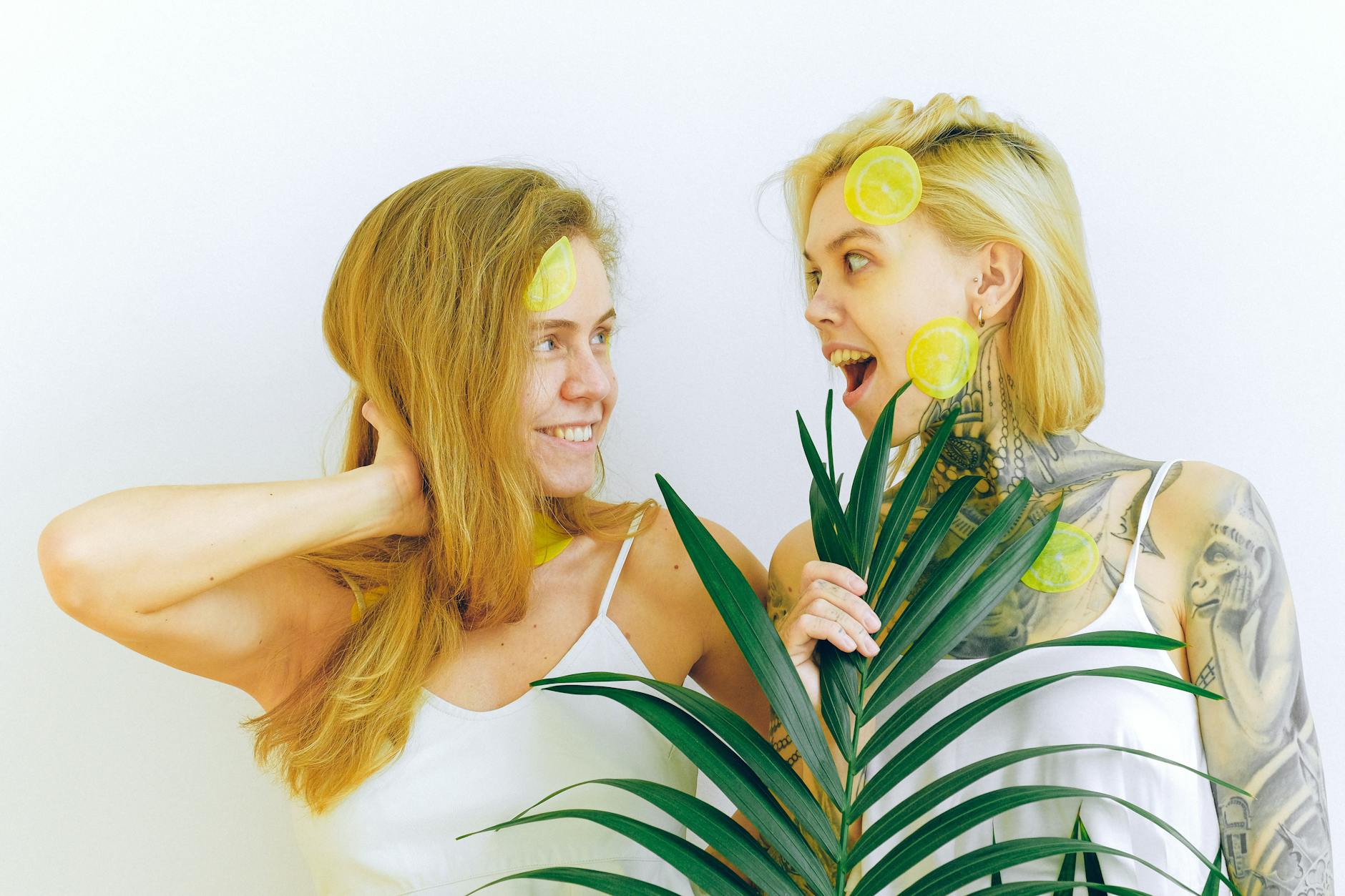 Deux femmes souriantes partageant un moment de joie et de confiance, exprimant la récupération émotionnelle