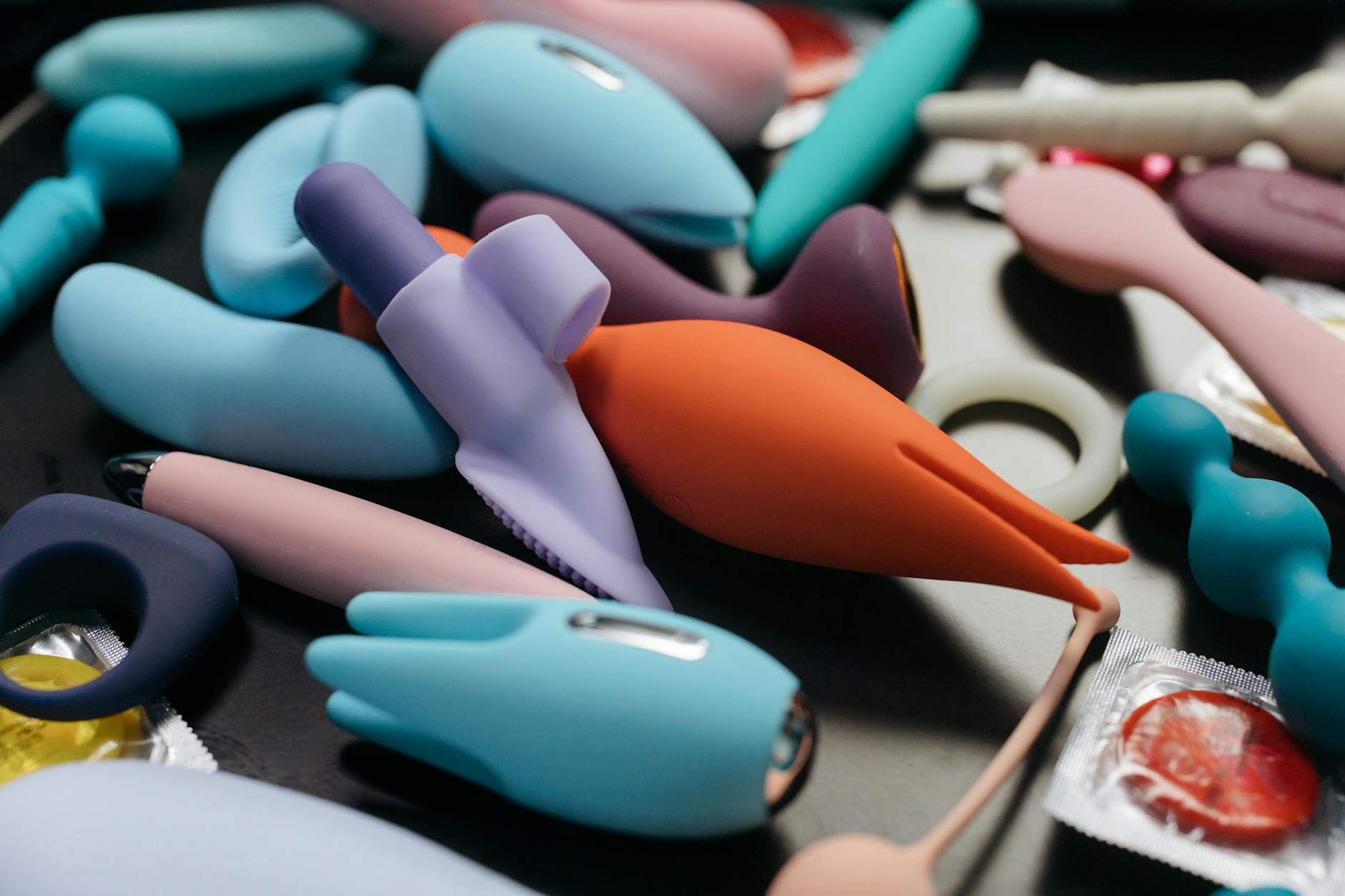 Vibromasseurs colorés et jouets pour adultes disposés en gros plan