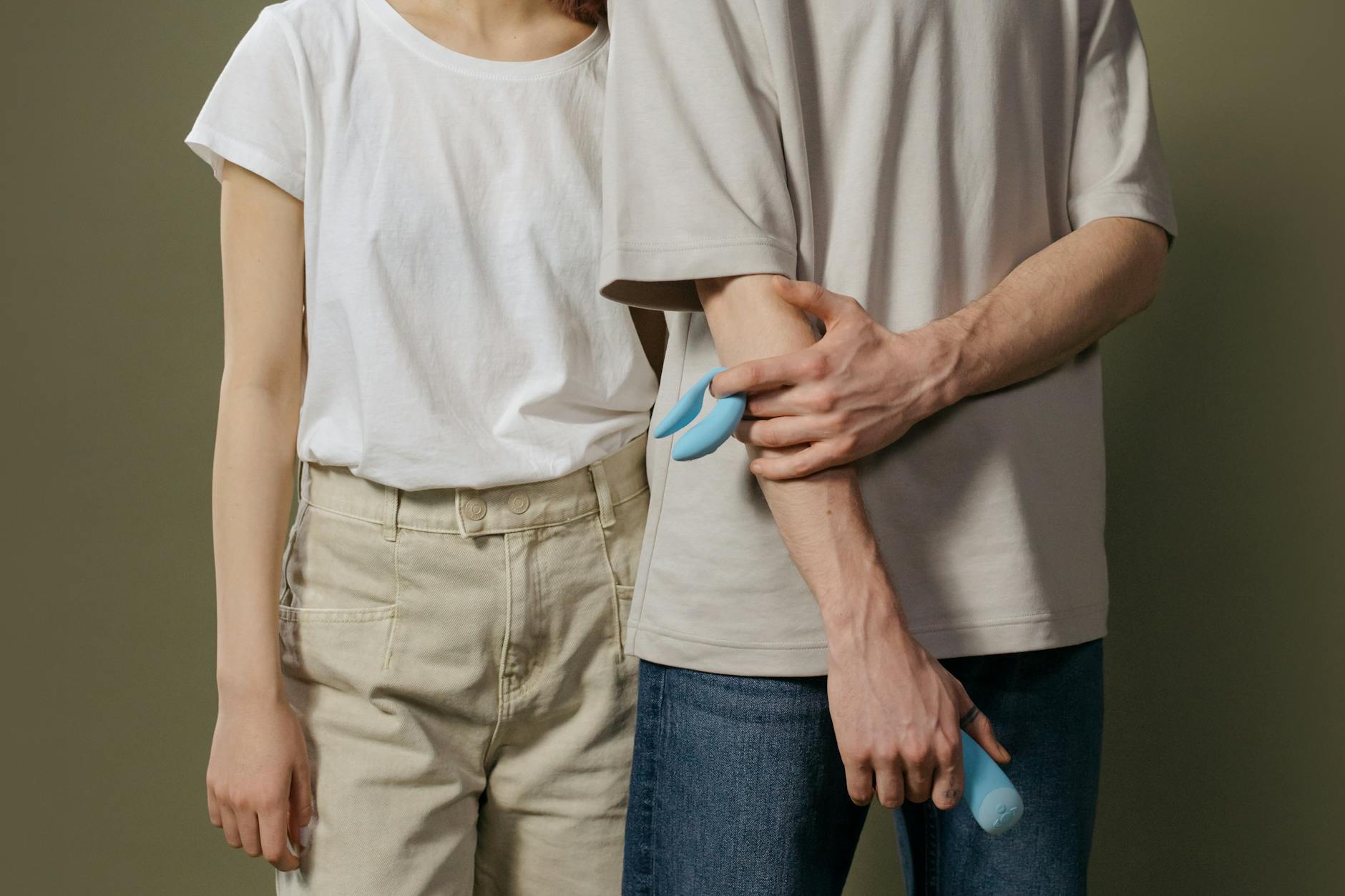 Un couple tenant ensemble un vibromasseur bleu, symbolisant l'intimité moderne et accessible