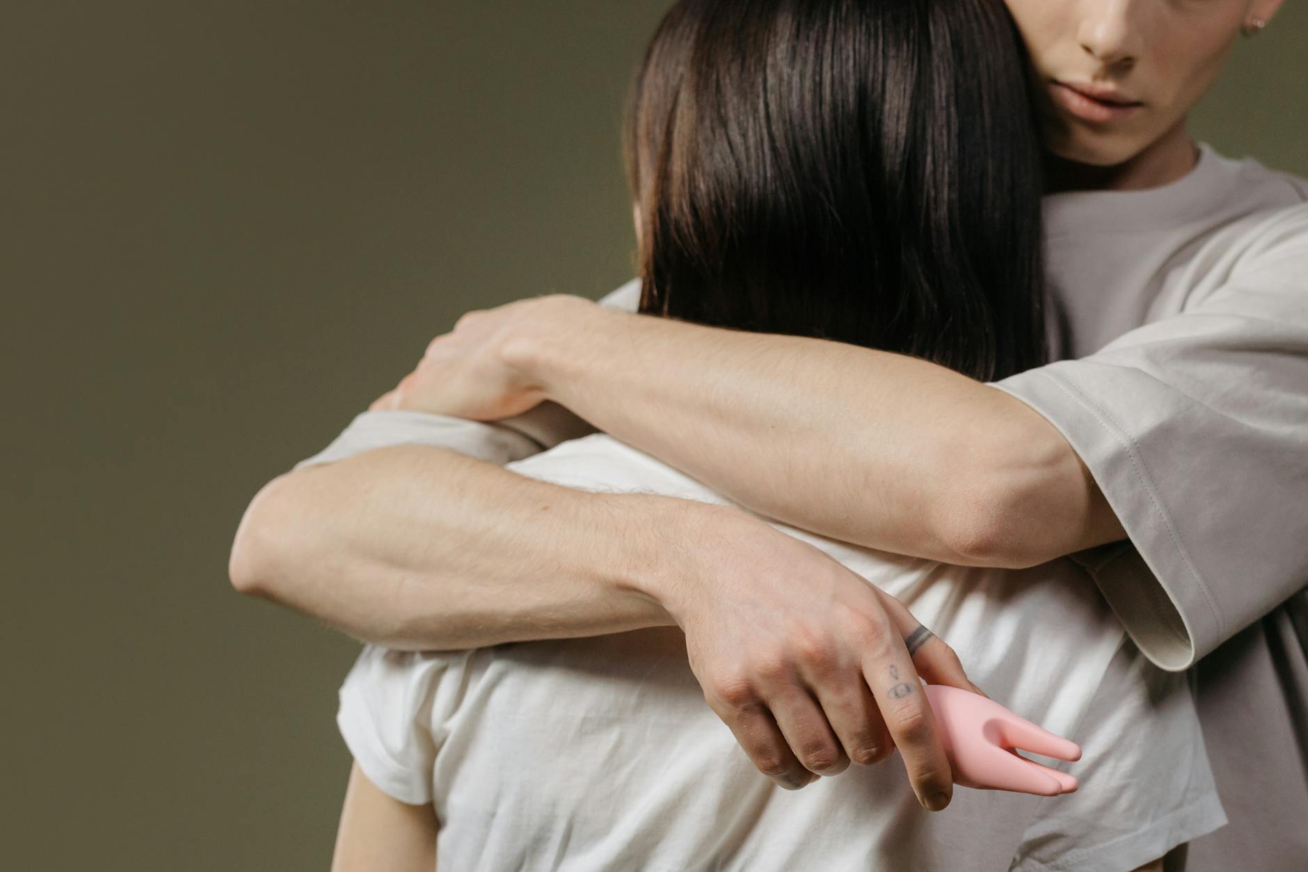 Un couple s'embrassant dans l'intimité et la connexion
