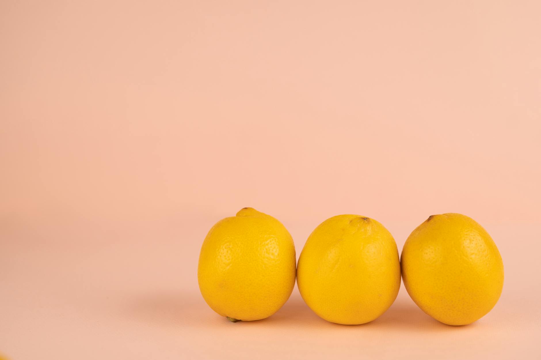 Deux femmes souriantes partageant un moment de joie avec des tranches de citron